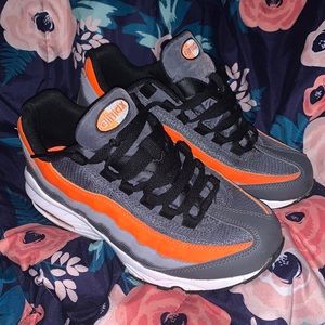 Big kids size 6 (women’s 7.5) AirMax 95s!!